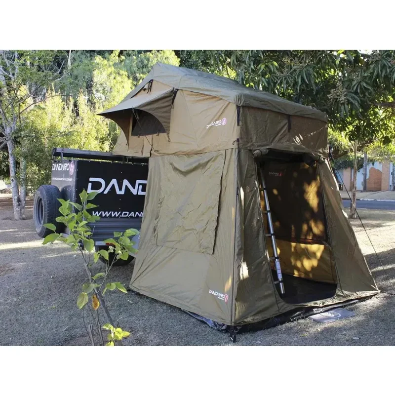Vista lateral da barraca de teto Dandaro Apache 5 armada com janelas e varões com pingadeiras